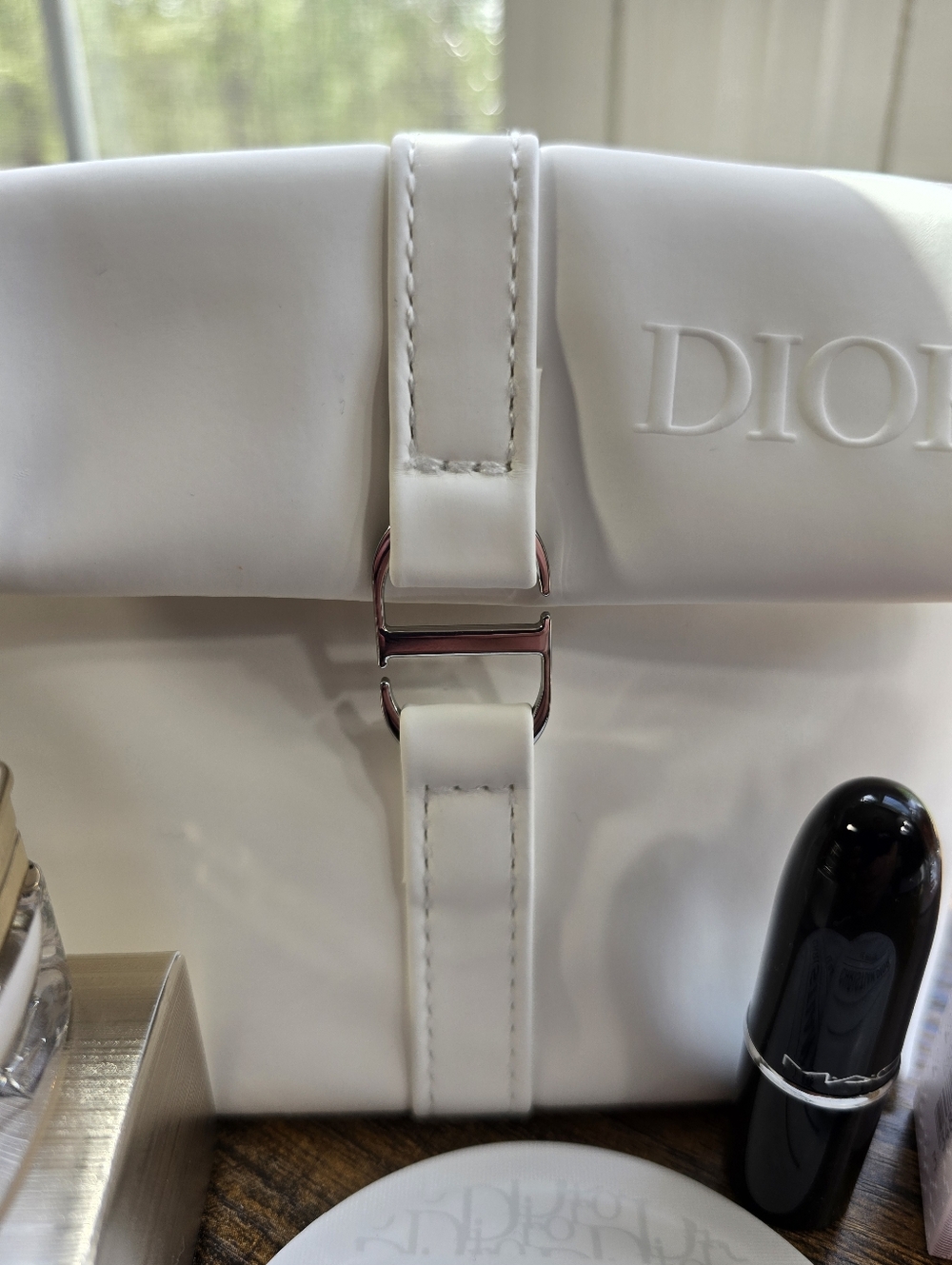 Dior 6-Piece Beauty Set: White Cosmetic Pouch with Mini Skincare & Fragrance Set - Picture 4 of 7